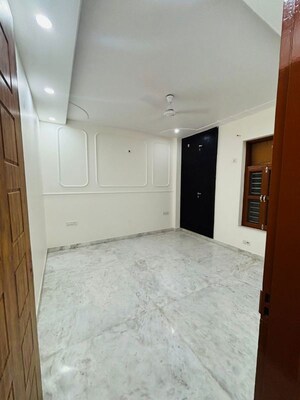 Room in 3 BHK Builder Floor at Sector 46 – for Rent