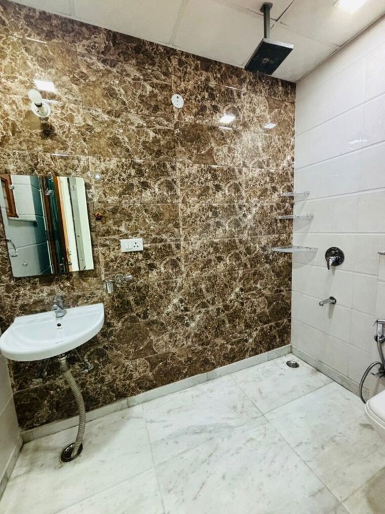 Bathroom, sector 46 3 Bedroom 1800 Sq.Ft. Builder Floor In Sector 46 Gurgaon 10390608