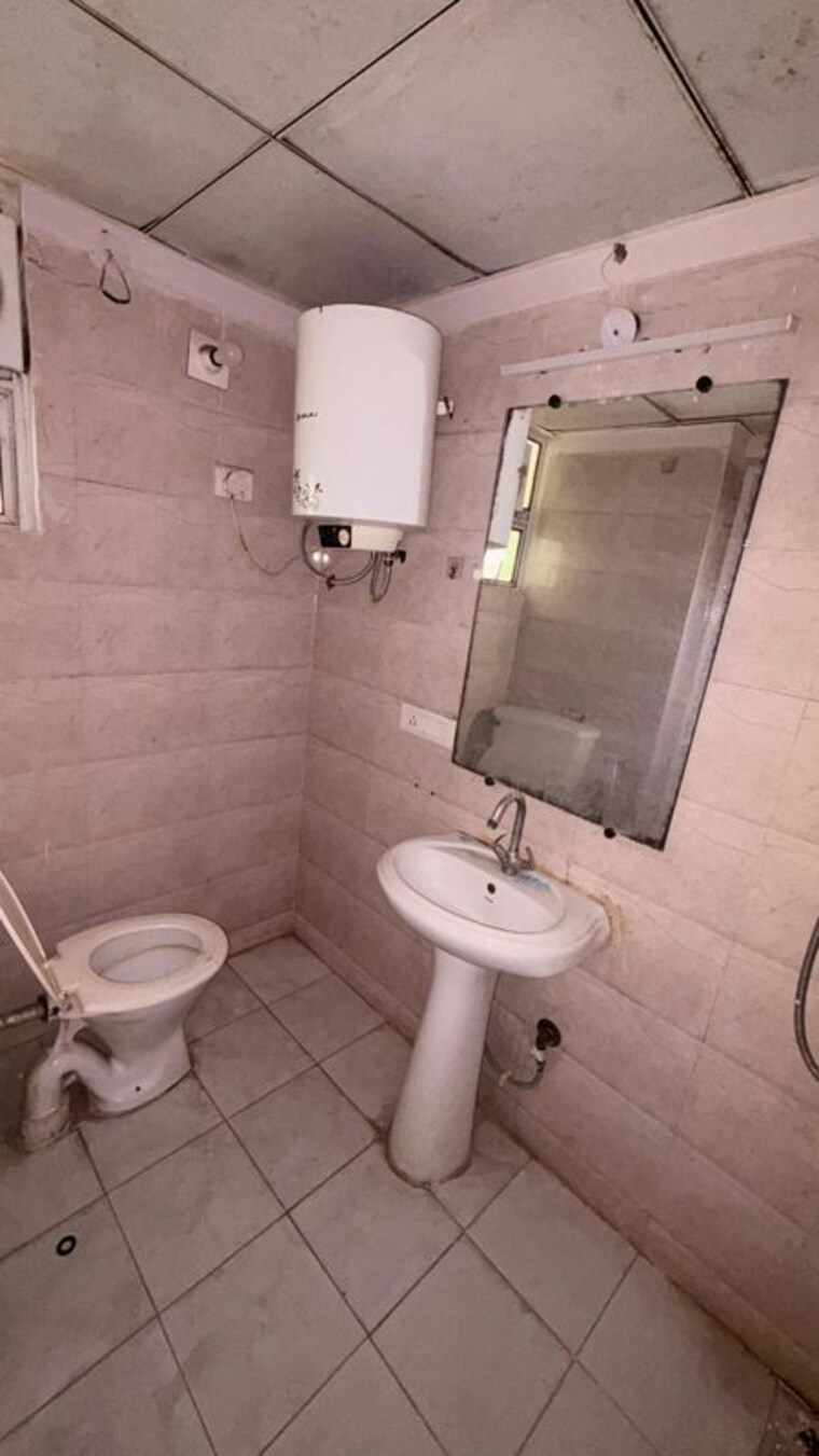 Bathroom, gaur-city-2-16th-avenue 2 Bedroom 890 Sq.Ft. Apartment In Sector 16c Greater Noida Greater Noida 10390787