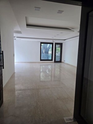 Room in 4 BHK Builder Floor at West End Colony – for Rent
