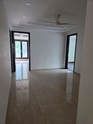 Room in 4 BHK Builder Floor at West End Colony – for Rent