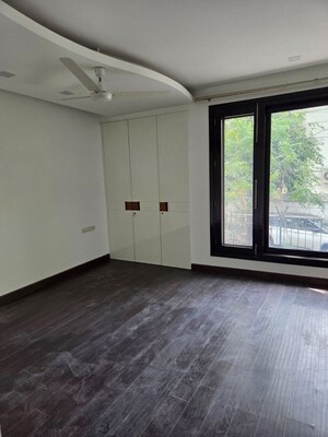 Room in 4 BHK Builder Floor at West End Colony – for Rent