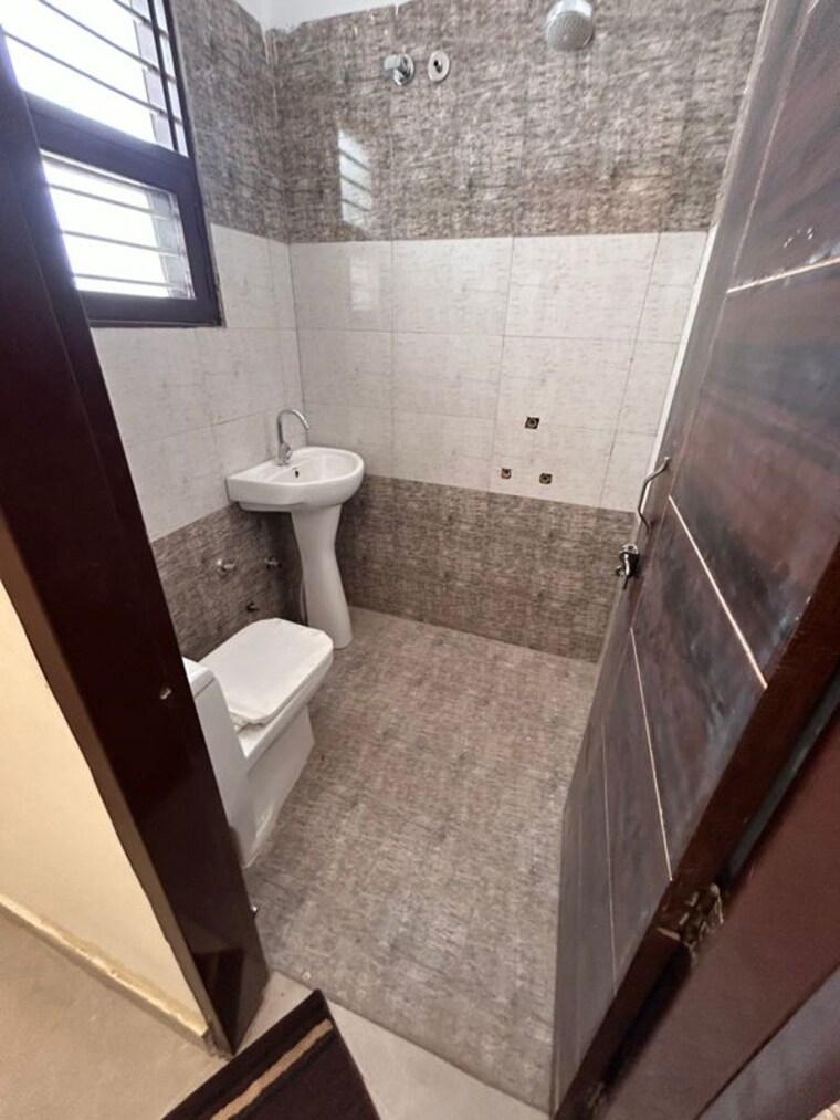 Attached Bathroom, kharar mohali road 1 Bedroom 60 Sq.Yd. Apartment In Kharar Mohali Road Kharar 10390873