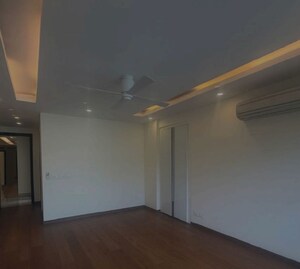Room in 4 BHK Builder Floor at West End Colony – for Rent