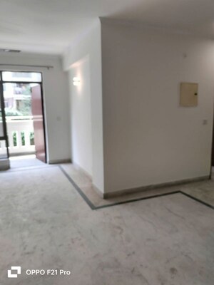 Room in 2.5 BHK Apartment at Suncity Essel Tower, Sector 28 – for Rent