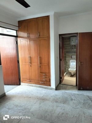 Room in 2.5 BHK Apartment at Suncity Essel Tower, Sector 28 – for Rent