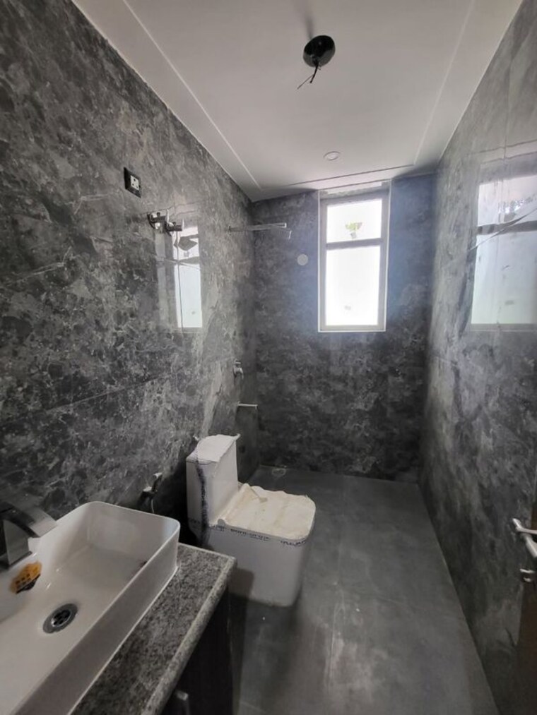 Bathroom, dlf-exclusive-floors 2 Bedroom 1500 Sq.Ft. Apartment In Sector 53 Gurgaon 10390969