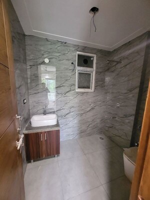 Room in 2 BHK Apartment at DLF Exclusive Floors, Sector 53 – for Rent