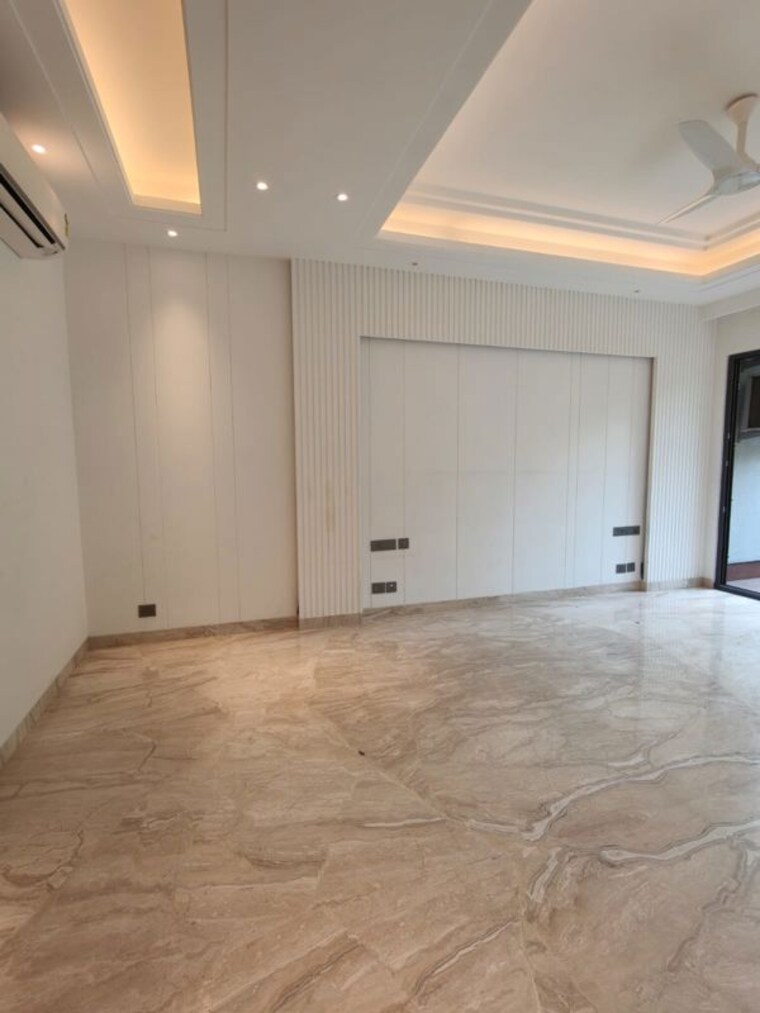 Room, kailash colony 4 Bedroom 500 Sq.Yd. Builder Floor In Kailash Colony Delhi 10391015
