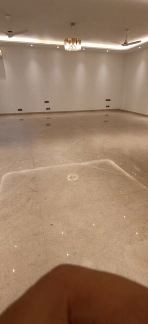 Room in 4 BHK Builder Floor at Kailash Colony – for Rent