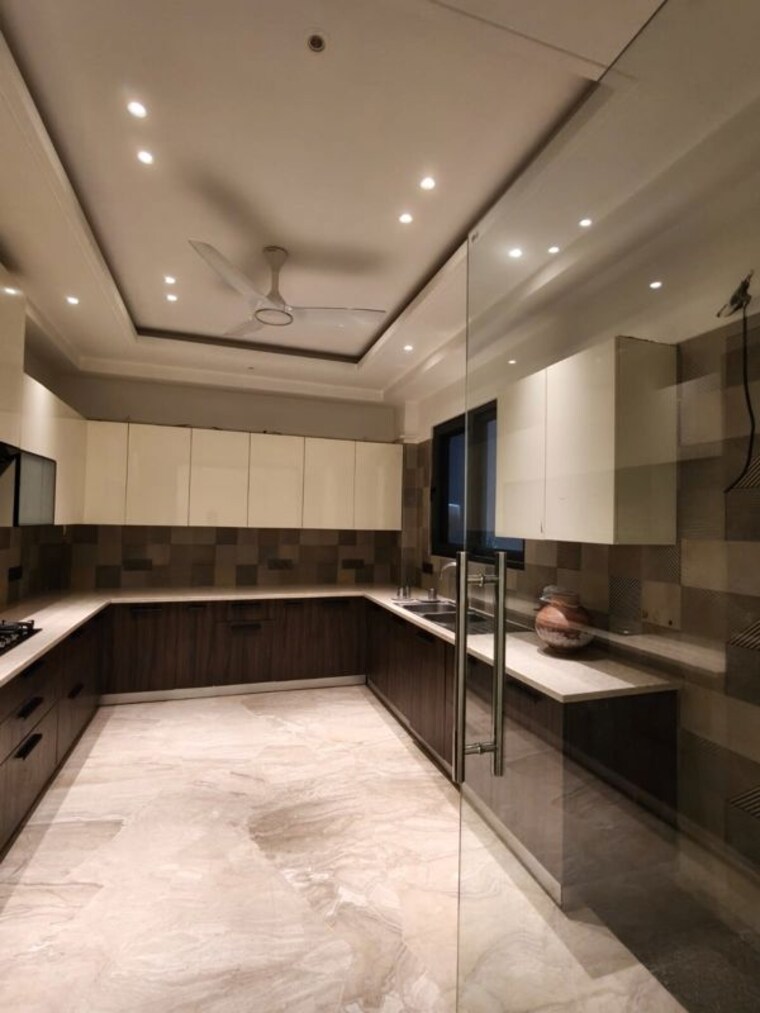 Kitchen, kailash colony 4 Bedroom 500 Sq.Yd. Builder Floor In Kailash Colony Delhi 10391015