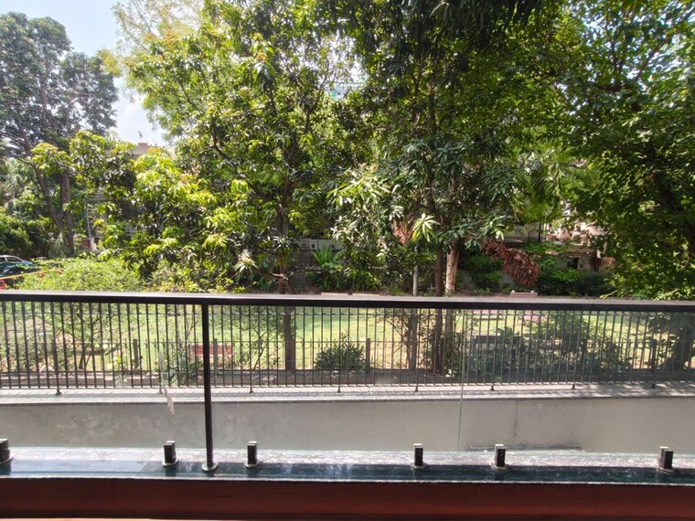 Balcony, kailash colony 4 Bedroom 500 Sq.Yd. Builder Floor In Kailash Colony Delhi 10391015