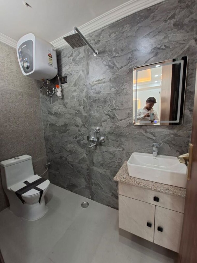 Bathroom, chattarpur 3 Bedroom 120 Sq.Yd. Apartment In Chattarpur Delhi 10391019