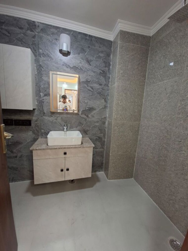 Bathroom, chattarpur 3 Bedroom 120 Sq.Yd. Apartment In Chattarpur Delhi 10391019