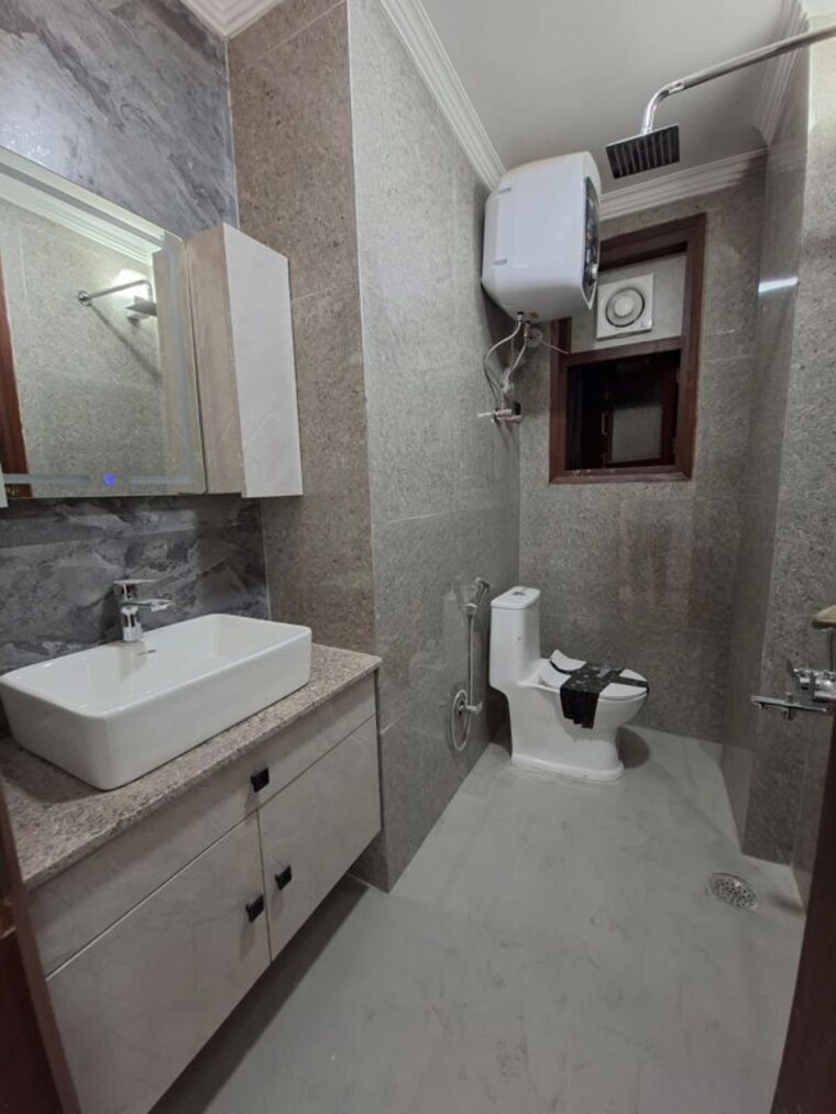 Bathroom, chattarpur 3 Bedroom 120 Sq.Yd. Apartment In Chattarpur Delhi 10391019