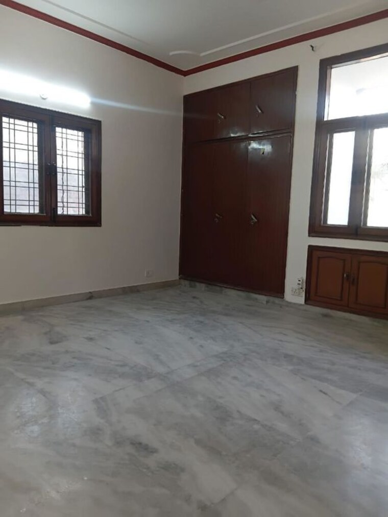 Room, sarvodaya enclave 3 Bedroom 300 Sq.Yd. Builder Floor In Sarvodaya Enclave Delhi 10391024