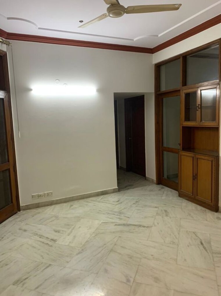 Room, sarvodaya enclave 3 Bedroom 300 Sq.Yd. Builder Floor In Sarvodaya Enclave Delhi 10391024