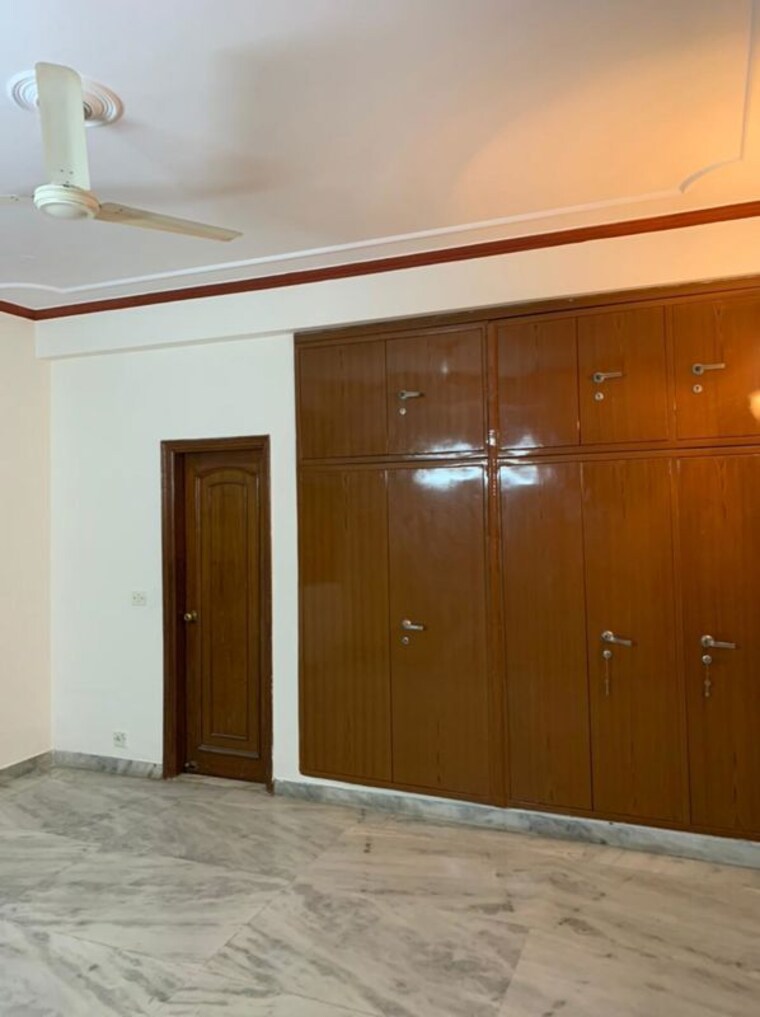 Room, sarvodaya enclave 3 Bedroom 300 Sq.Yd. Builder Floor In Sarvodaya Enclave Delhi 10391024