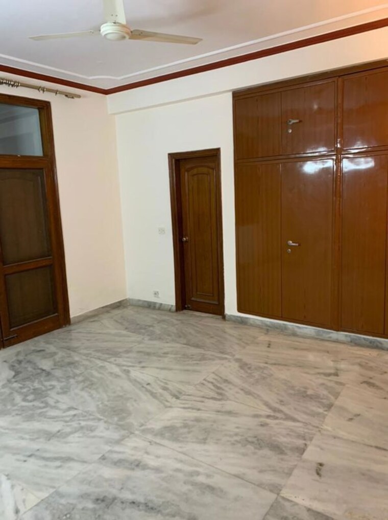 Room, sarvodaya enclave 3 Bedroom 300 Sq.Yd. Builder Floor In Sarvodaya Enclave Delhi 10391024