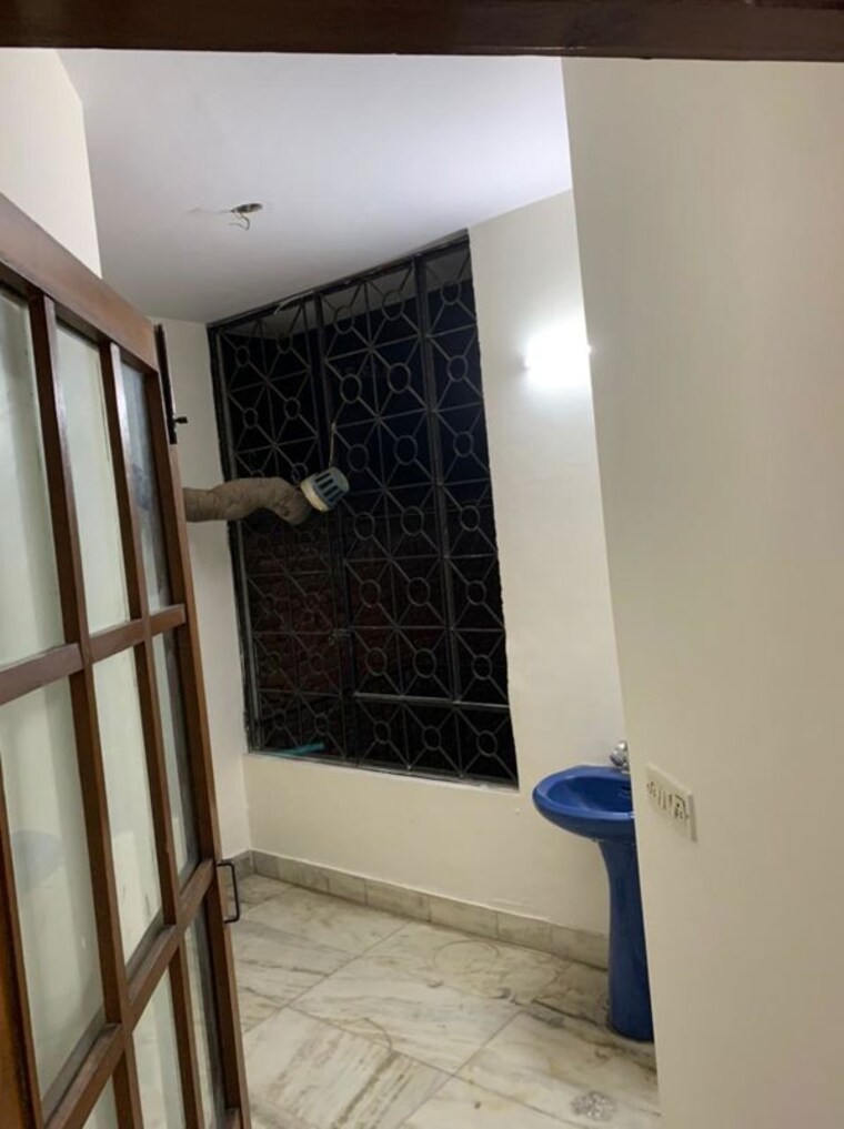 Balcony, sarvodaya enclave 3 Bedroom 300 Sq.Yd. Builder Floor In Sarvodaya Enclave Delhi 10391024