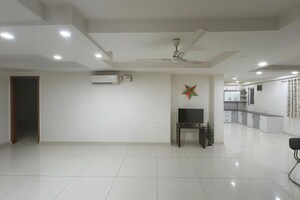 Building Lobby in 3 BHK Builder Floor at Sector 45 – for Rent