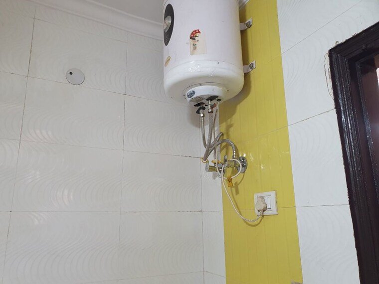 Bathroom, green fields colony 2 Bedroom 80 Sq.Yd. Builder Floor In Green Fields Colony Faridabad 10391037