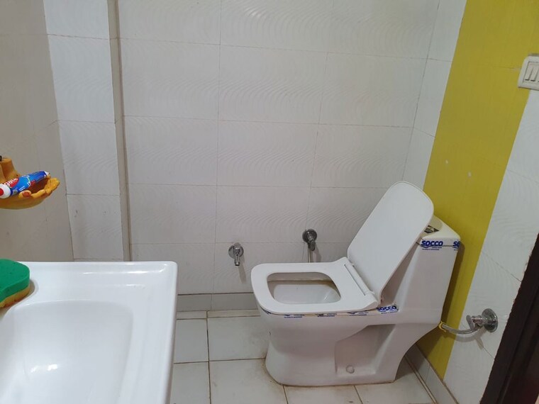 Bathroom, green fields colony 2 Bedroom 80 Sq.Yd. Builder Floor In Green Fields Colony Faridabad 10391037