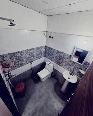 Washroom in 3 BHK Builder Floor at Sector 41 – for Rent