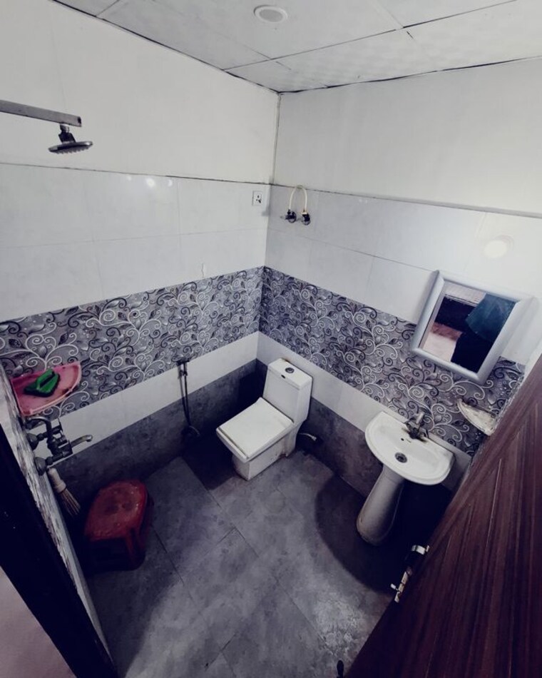Washroom, sector 41 3 Bedroom 200 Sq.Yd. Builder Floor In Sector 41 Faridabad 10388928