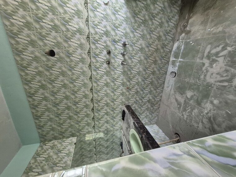 Bathroom, mayur vihar 2.5 Bedroom 750 Sq.Ft. Apartment In Mayur Vihar Delhi 10391147