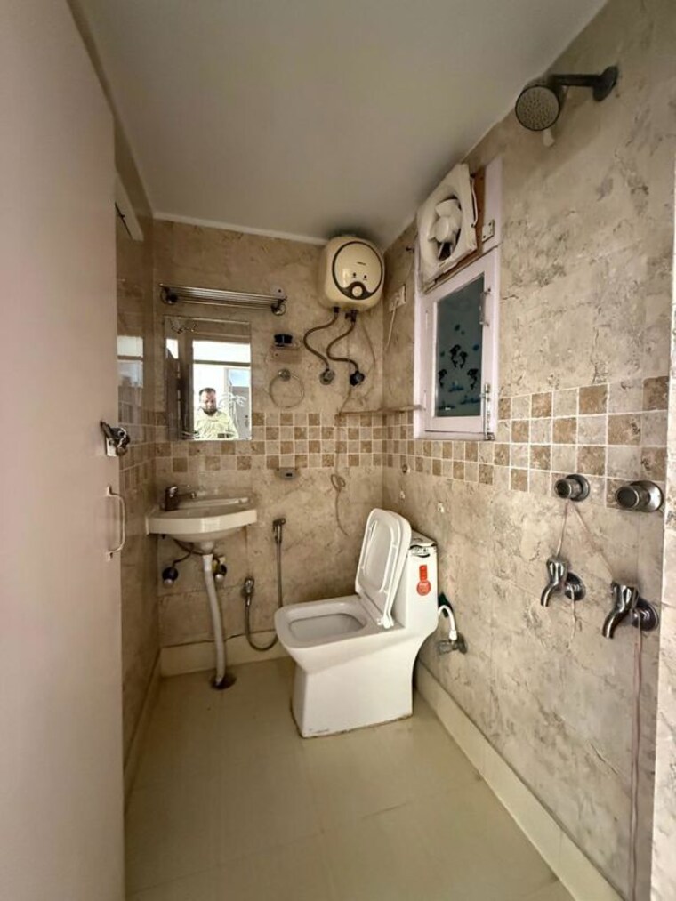 Bathroom, nehru enclave 3 Bedroom 1800 Sq.Ft. Builder Floor In Nehru Enclave Delhi 10391091