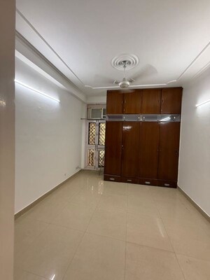 Room in 3 BHK Builder Floor at Nehru Enclave – for Rent