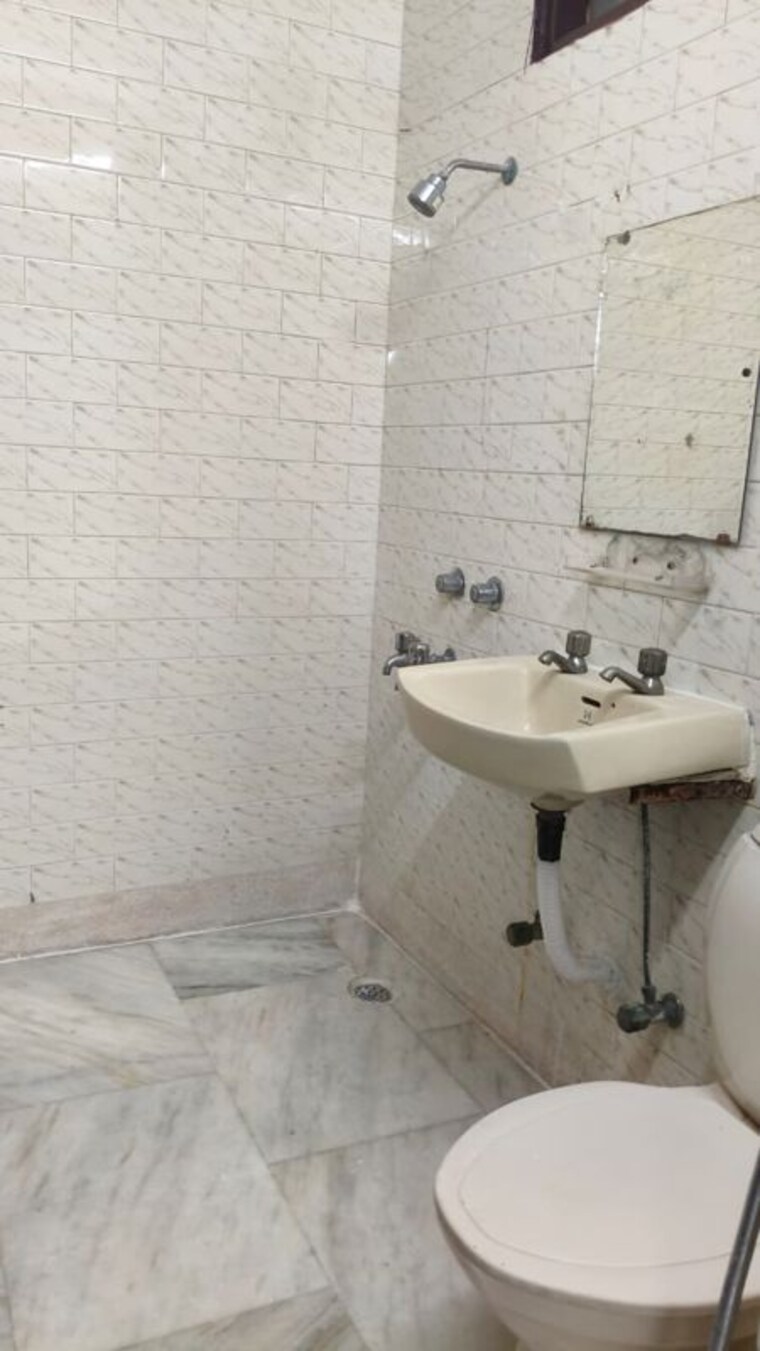 Bathroom, chittaranjan park 3 Bedroom 1350 Sq.Ft. Builder Floor In Chittaranjan Park Delhi 10391247