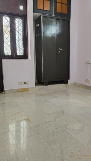 Room in 3 BHK Builder Floor at Chittaranjan Park – for Rent