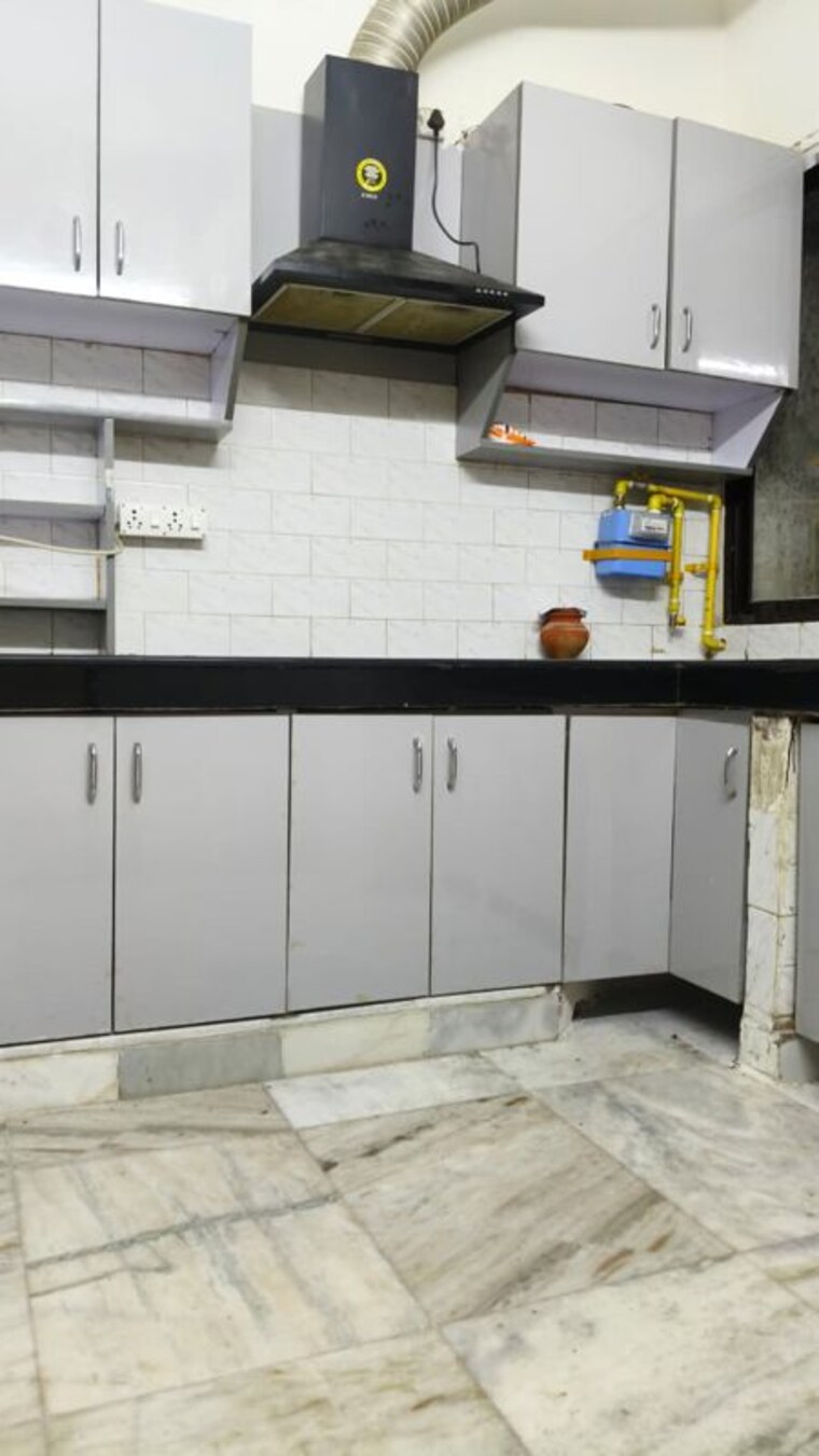 Kitchen, chittaranjan park 3 Bedroom 1350 Sq.Ft. Builder Floor In Chittaranjan Park Delhi 10391247