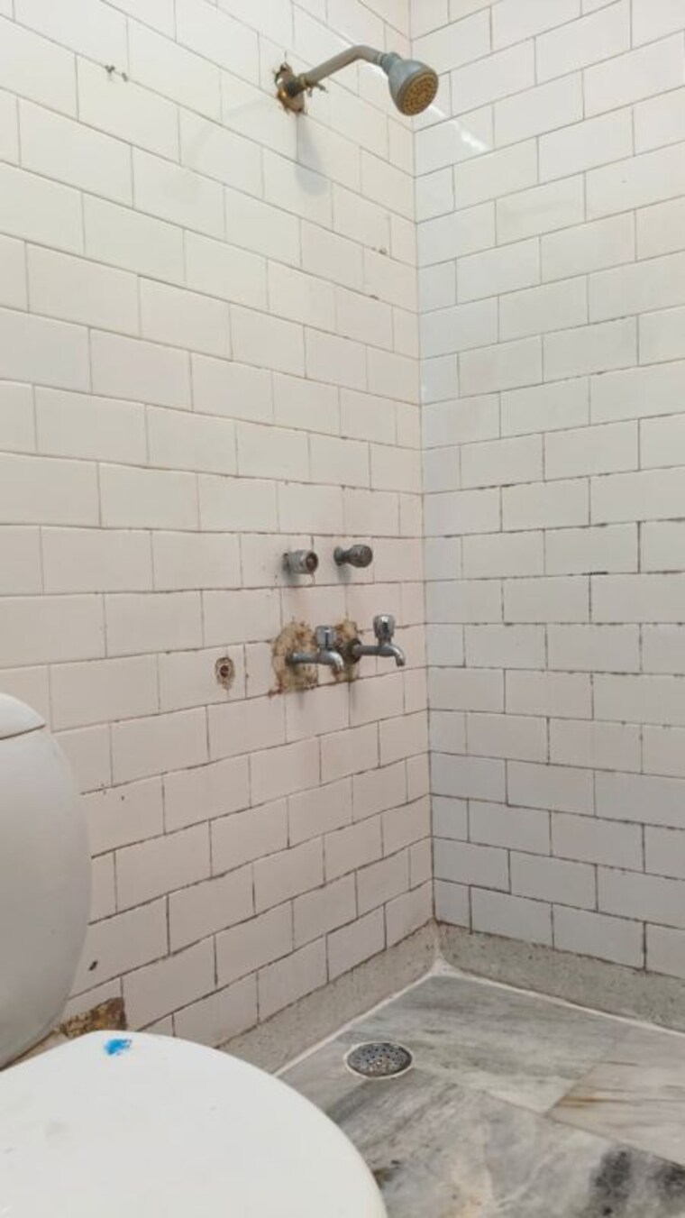 Bathroom, chittaranjan park 3 Bedroom 1350 Sq.Ft. Builder Floor In Chittaranjan Park Delhi 10391247