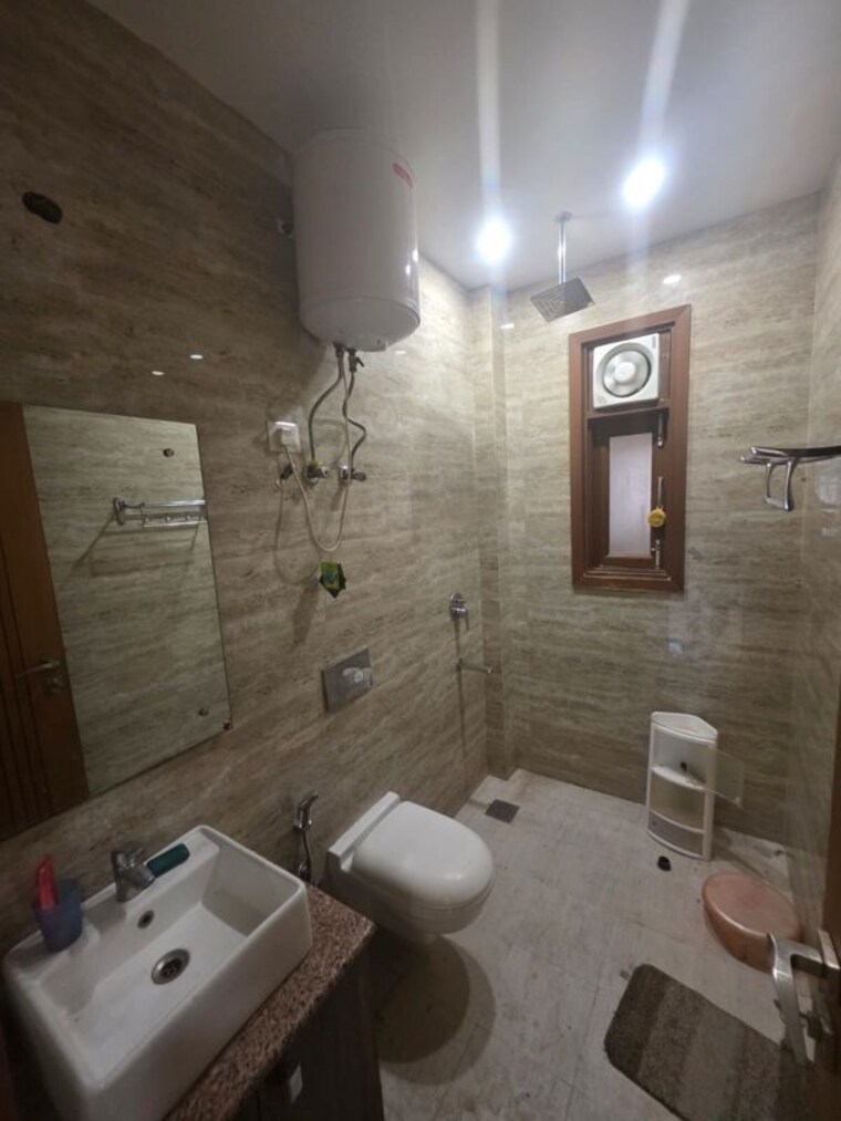 Bathroom, chittaranjan park 3 Bedroom 1350 Sq.Ft. Builder Floor In Chittaranjan Park Delhi 10391256