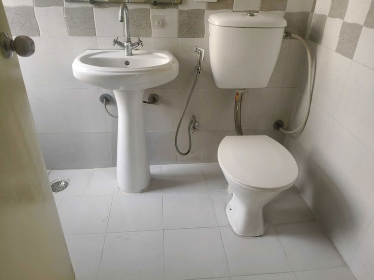 Bathroom, gaur-city-2-14th-avenue 3 Bedroom 1300 Sq.Ft. Apartment In Sector 16c Greater Noida Greater Noida 10390475