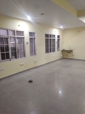 Room in 6+ BHK Independent House at Aliganj – for Sale