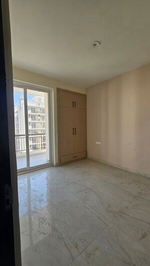 Room in 3.5 BHK Apartment at Malwa Escon Primera, International Airport Road – for Rent