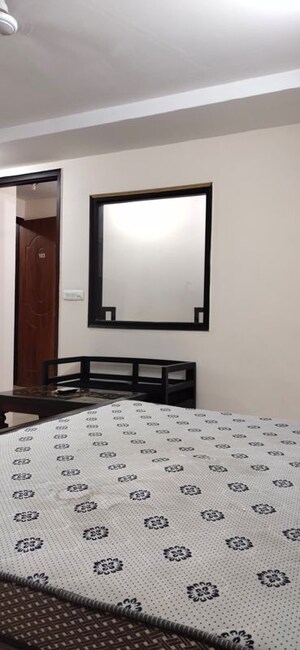 Room in 1 BHK Builder Floor at Auram Floor, South City 2 – for Rent