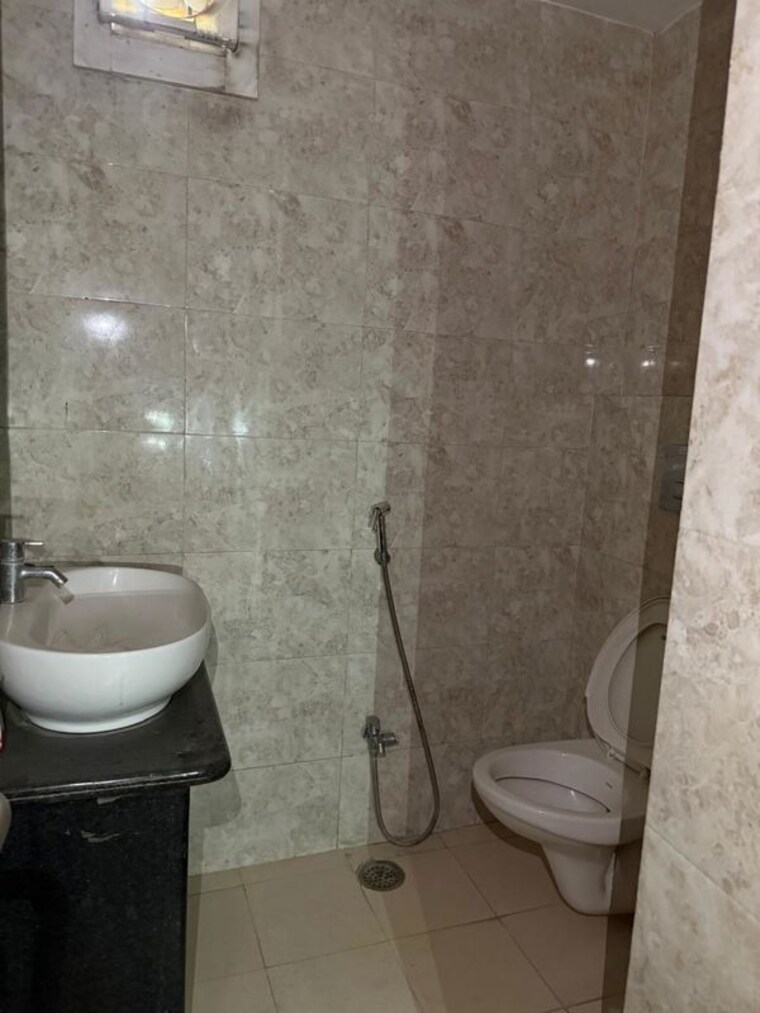 Bathroom, levana-cyber-heights Commercial Office Space in IT/SEZ 3000 Sq.Ft. In Vibhuti Khand Lucknow 10391473