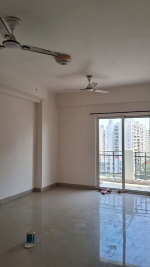 Room in 3 BHK Apartment at Amrapali Silicon City, Sector 76 – for Rent