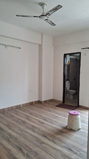 Room in 3 BHK Apartment at Amrapali Silicon City, Sector 76 – for Rent
