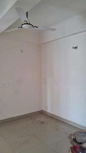 Room in 3 BHK Apartment at Amrapali Silicon City, Sector 76 – for Rent