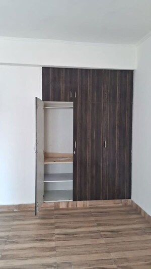 Room in 3 BHK Apartment at Amrapali Silicon City, Sector 76 – for Rent