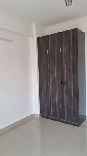 Furnished Amenities in 3 BHK Apartment at Amrapali Silicon City, Sector 76 – for Rent