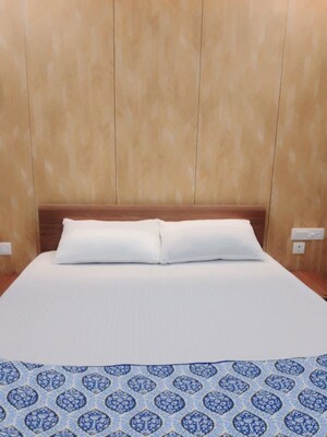 Furnished Amenities in 3 BHK Builder Floor at Sushant Lok I – for Rent