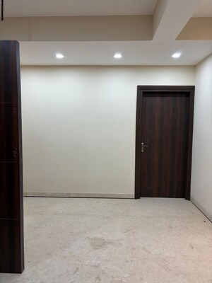 Room in 4 BHK Apartment at Mahmoorganj – for Rent