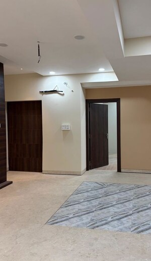 Room in 4 BHK Apartment at Mahmoorganj – for Rent
